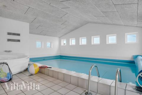 Feriehus 937 har et flott basseng med sklie, et stort innebygd boblebad og en badstue