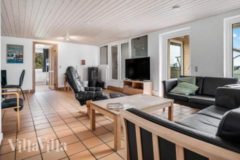 Det er god plass til hygge i feriehusets sofagruppe under oppholdet i luksushus nr. 937