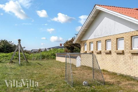I det attraktive feriehuset nr. 937 i Vestjylland finnes det mengder av utendørsaktiviteter, som leketårn og huskestativ.