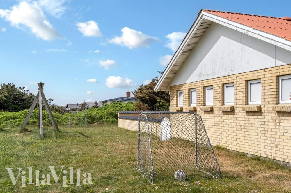 I det attraktive feriehuset nr. 937 i Vestjylland finnes det mengder av utendørsaktiviteter, som leketårn og huskestativ.