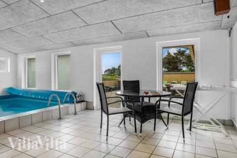 Ta en dukkert i bassenget i luksushus nr. 937 i Vestjylland.