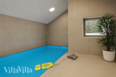 Feriehus 922 har et flott basseng med sklie, et stort innebygd boblebad og en badstue