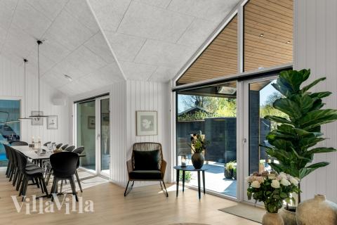 Det er plass til 14 personer i det store lyse oppholdsrommet i luksushus nr. 922.