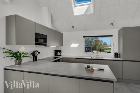 Kjøkkenet i luksushus nr. 922 er fullt utstyrt så dere lett kan lage mat til 14 personer.