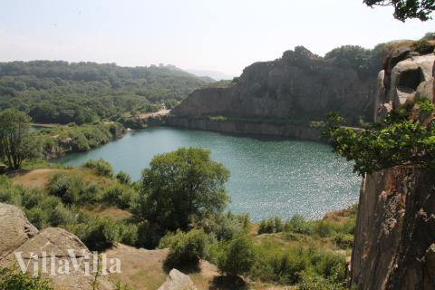Det vakre området Bornholm innbyr til et opphold i luksushus nr. 927.