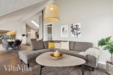 Sofaen i luksushus nr. 916 i Fyn og øyer er perfekt for å hygge seg med et brettspill eller se en film sammen.