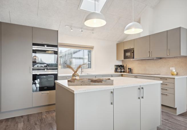 Kjøkkenet i luksushus nr. 916 er fullt utstyrt så dere lett kan lage mat til 18 personer.