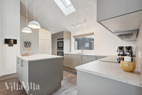 Kjøkkenet i luksushus nr. 916 i Fyn og øyer er godt innrettet.