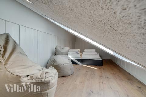 Noen av de 18 soveplassene i luksushus nr. 916 finnes på hems