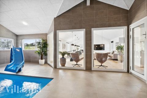 Feriehus 914 har et flott basseng med sklie, et stort innebygd boblebad og en badstue