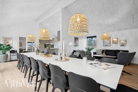 Det er plass til 20 personer i det store lyse oppholdsrommet i luksushus nr. 933.