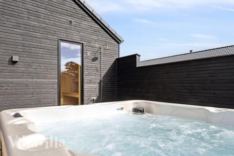Nyt varmen i boblebadet i luksushus nr. 933 i Lolland/Falster/Møn