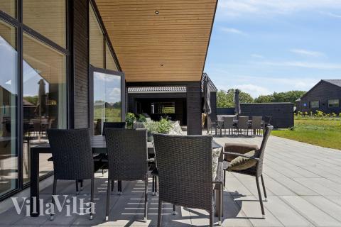 Nyt en grillkveld på terrassen i luksushus nr. 933 i Lolland/Falster/Møn