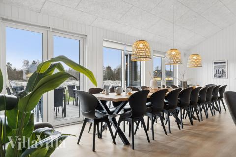 Det er plass til 20 personer i det store lyse oppholdsrommet i luksushus nr. 932.