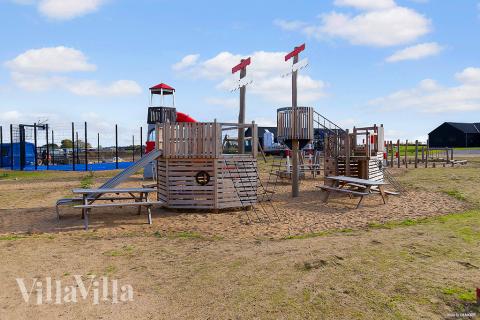 I det attraktive feriehuset nr. 932 i Fyn og øyer finnes det mengder av utendørsaktiviteter, som leketårn og huskestativ.