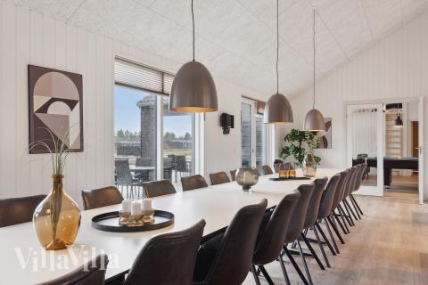 Det er plass til 20 personer i det store lyse oppholdsrommet i luksushus nr. 917.