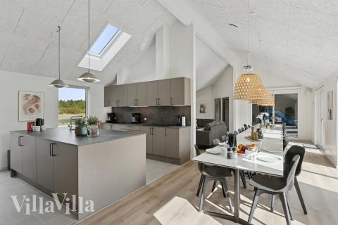 Det er plass til 26 personer i det store lyse oppholdsrommet i luksushus nr. 934.