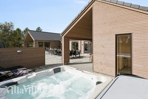 Nyt varmen i boblebadet i luksushus nr. 934 i Lolland/Falster/Møn