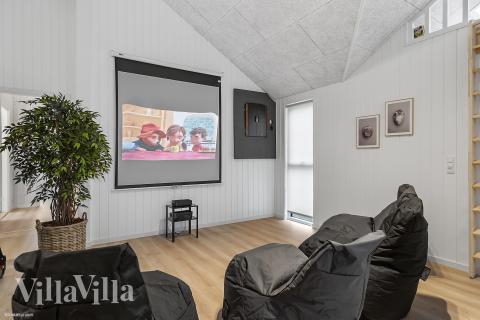 I tillegg til alle aktivitetsmulighetene i husets bassengavdeling, kan du også spille biljard, bordtennis og dart i luksushus nr. 932