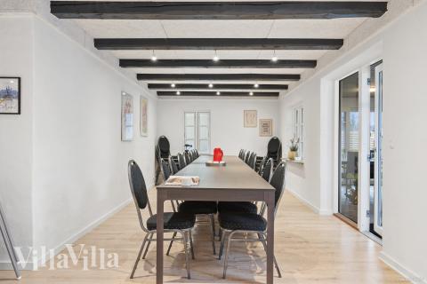 Det er plass til 26 personer i det store lyse oppholdsrommet i luksushus nr. 688.