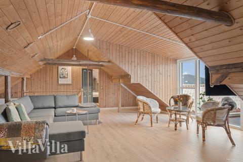 Det er god plass til at 26 personer sitter sammen i feriehusets oppholdsrom under et besøk i luksushus 688 i Vestjylland.