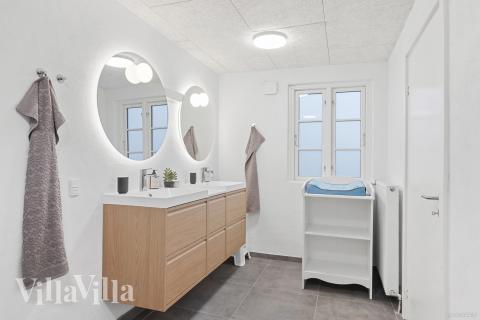 Det finnes bad med dusj i luksushus nr. 688 til 26 personer.