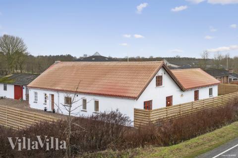 Dette lekre huset med svømmebasseng, nr. 688, med plass til 26 personer, ligger i Vestjylland