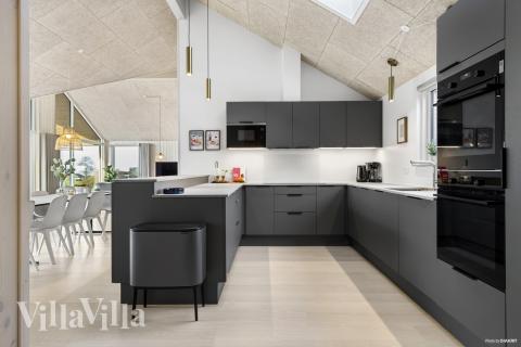 Kjøkkenet i luksushus nr. 906 er fullt utstyrt så dere lett kan lage mat til 18 personer.