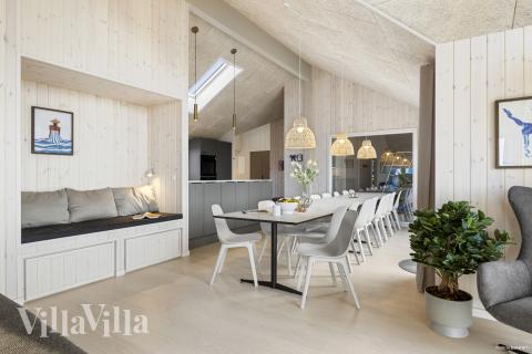 Det er plass til 18 personer i det store lyse oppholdsrommet i luksushus nr. 906.