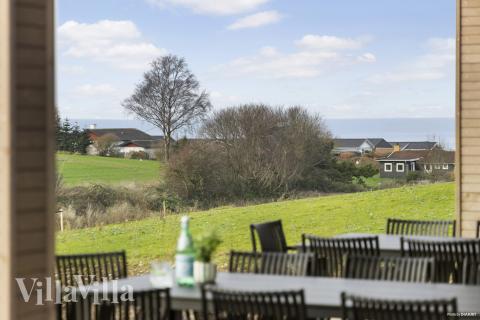 På terrassen i feriehus nr. 906 er det plass til 18 personer.