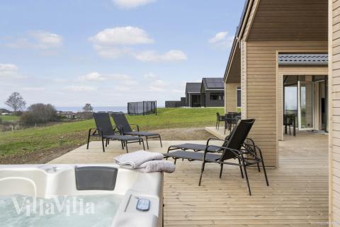 Luksushus nr. 906 har en deilig terrasse med gode hagemøbler til 18 personer.