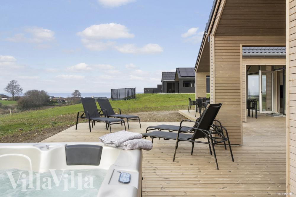 Luksushus nr. 906 har en deilig terrasse med gode hagemøbler til 18 personer.