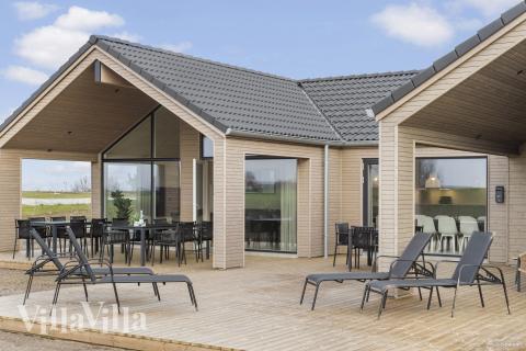 Nyt en grillkveld på terrassen i luksushus nr. 906 i Fyn og øyer