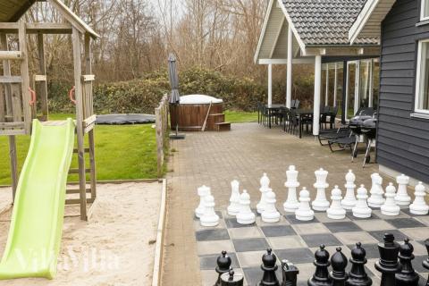 I det attraktive feriehuset nr. 255 i Sydjylland finnes det mengder av utendørsaktiviteter, som leketårn og huskestativ.