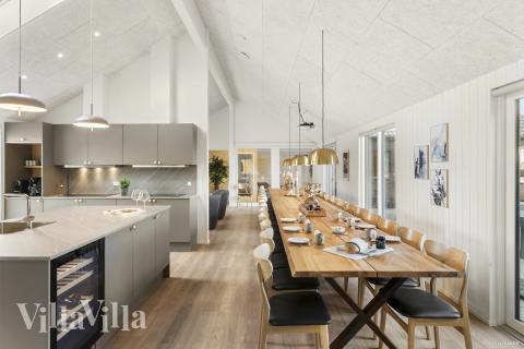 Det er plass til 30 personer i det store lyse oppholdsrommet i luksushus nr. 910.