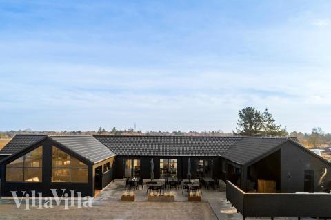 Dette lekre huset med svømmebasseng, nr. 910, med plass til 30 personer, ligger i Lolland/Falster/Møn