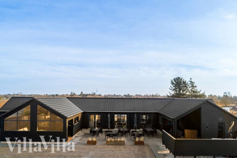 Dette lekre huset med svømmebasseng, nr. 910, med plass til 30 personer, ligger i Lolland/Falster/Møn