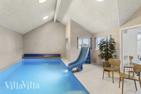 Feriehus 910 har et flott basseng med sklie, et stort innebygd boblebad og en badstue