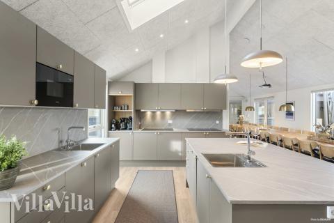 Kjøkkenet i luksushus nr. 910 er fullt utstyrt så dere lett kan lage mat til 30 personer.