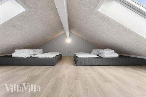 Noen av de 30 soveplassene i luksushus nr. 910 finnes på hems