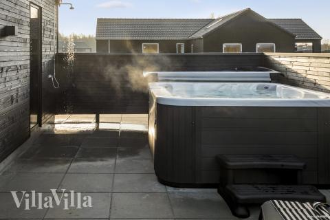 Nyt varmen i boblebadet i luksushus nr. 910 i Lolland/Falster/Møn