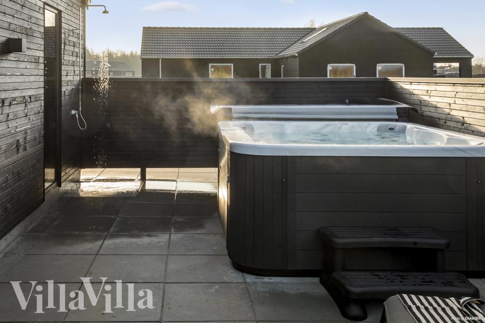 Nyt varmen i boblebadet i luksushus nr. 910 i Lolland/Falster/Møn