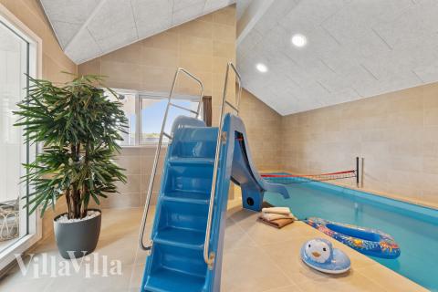 Feriehus 918 har et flott basseng med sklie, et stort innebygd boblebad og en badstue