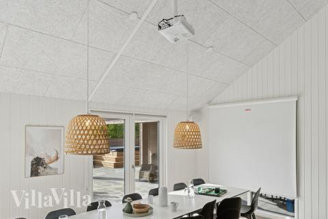 Det er plass til 18 personer i det store lyse oppholdsrommet i luksushus nr. 918.