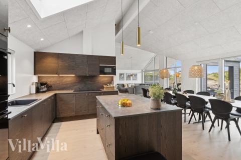 Kjøkkenet i luksushus nr. 918 er fullt utstyrt så dere lett kan lage mat til 18 personer.