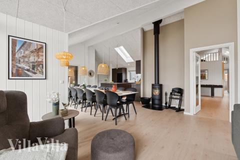 Sofaen i luksushus nr. 918 i Vestjylland er perfekt for å hygge seg med et brettspill eller se en film sammen.