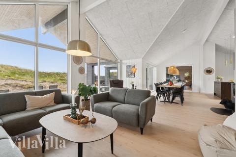 Det er god plass til hygge i feriehusets sofagruppe under oppholdet i luksushus nr. 918