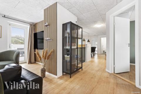 Sofaen i luksushus nr. 926 i Østjylland er perfekt for å hygge seg med et brettspill eller se en film sammen.