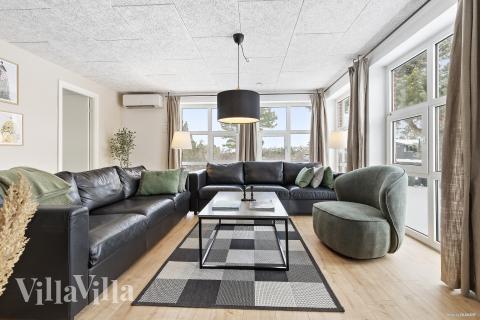 Det er god plass til hygge i feriehusets sofagruppe under oppholdet i luksushus nr. 926