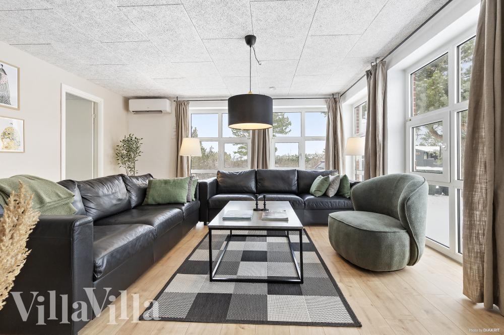 Det er god plass til hygge i feriehusets sofagruppe under oppholdet i luksushus nr. 926
